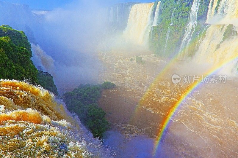 令人印象深刻的伊瓜苏瀑布景观与彩虹，戏剧性的美丽的自然景观-田园魔鬼的喉咙-巴西Foz do Iguacu，巴拉那，阿根廷伊瓜苏港，米塞内斯和巴拉圭的国际边界-南美
